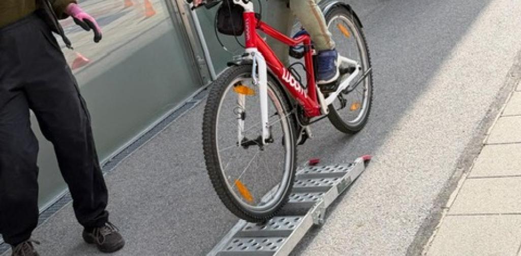 Kind fährt Rad
