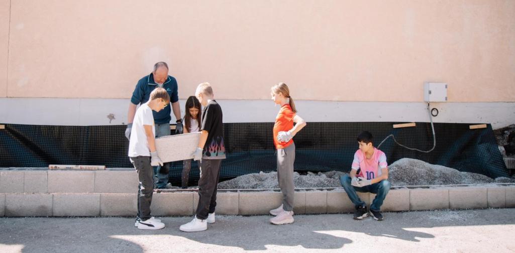 Kinder beim Bauen