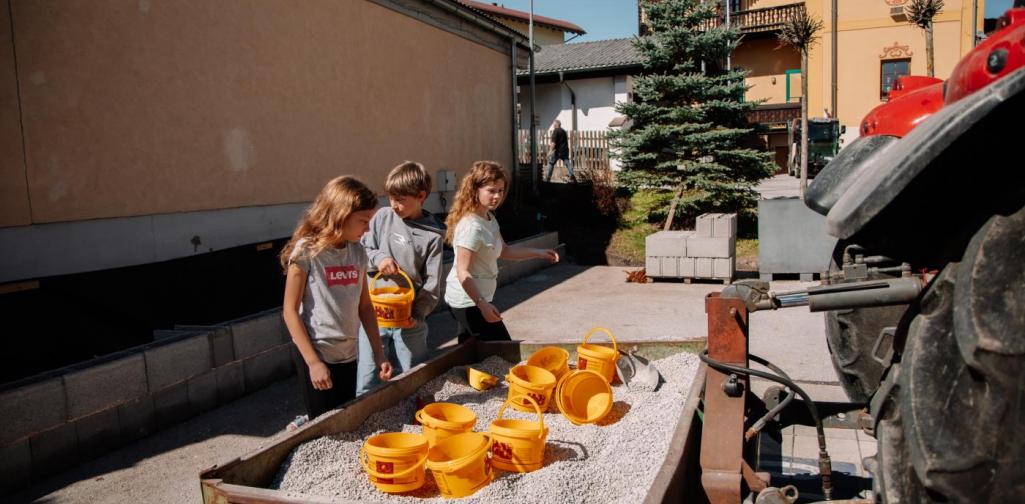 Kinder im Pausenhof