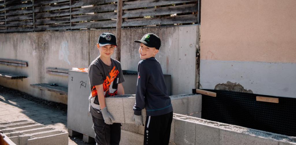 Kinder beim Bauen
