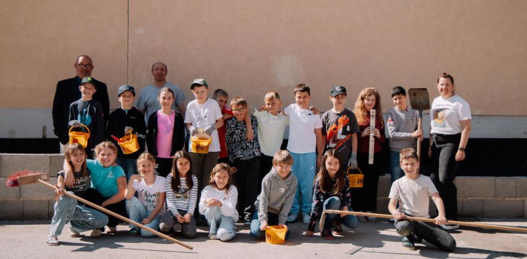 Kinder im Schulhof