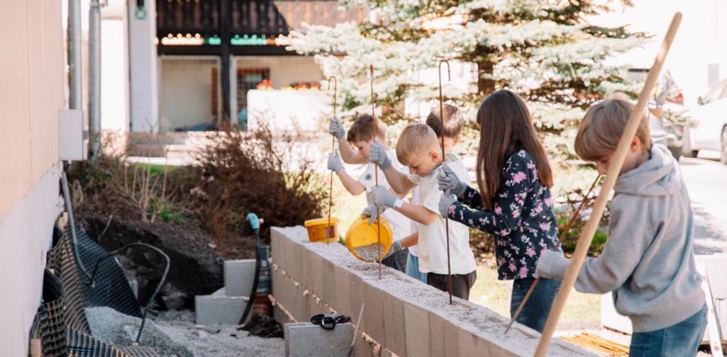 Kinder beim Bauen