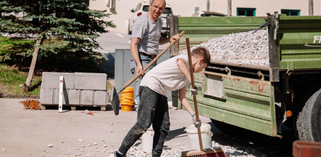 Kinder beim Bauen