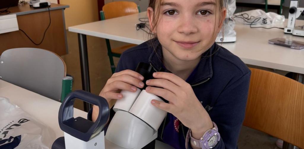 Kind beim Experimentieren