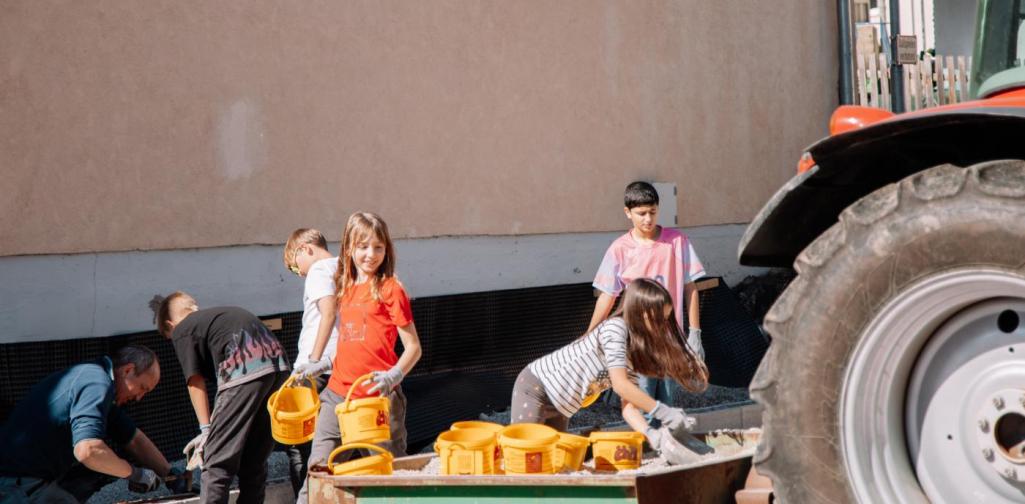Kinder beim Bauen