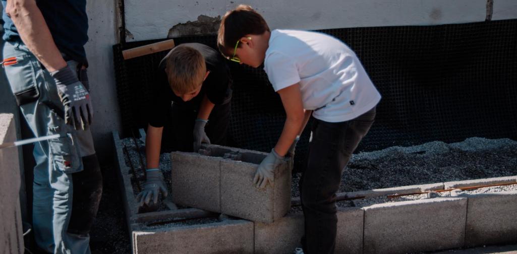 Kinder beim Bauen