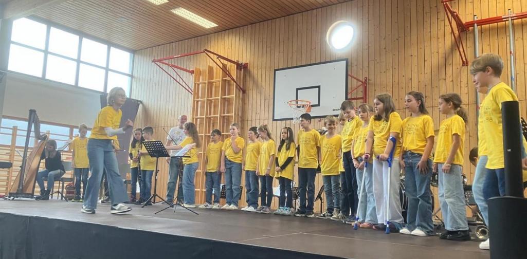 Kinder auf der Bühne und singen
