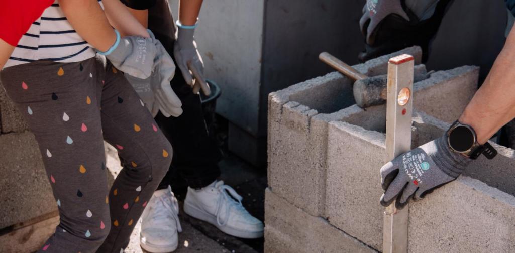 Kinder beim Bauen
