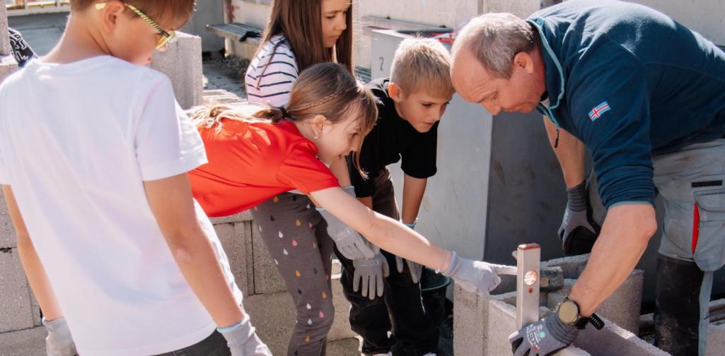 Kinder beim BAuen