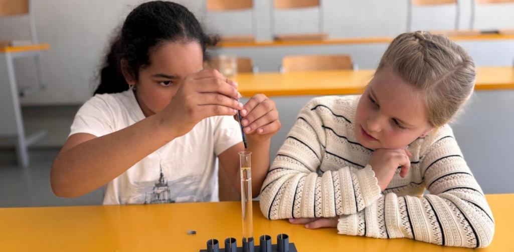 Kinder beim Experimentieren