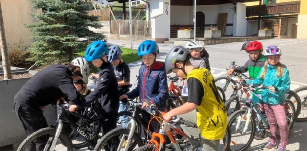 Kind fährt Rad