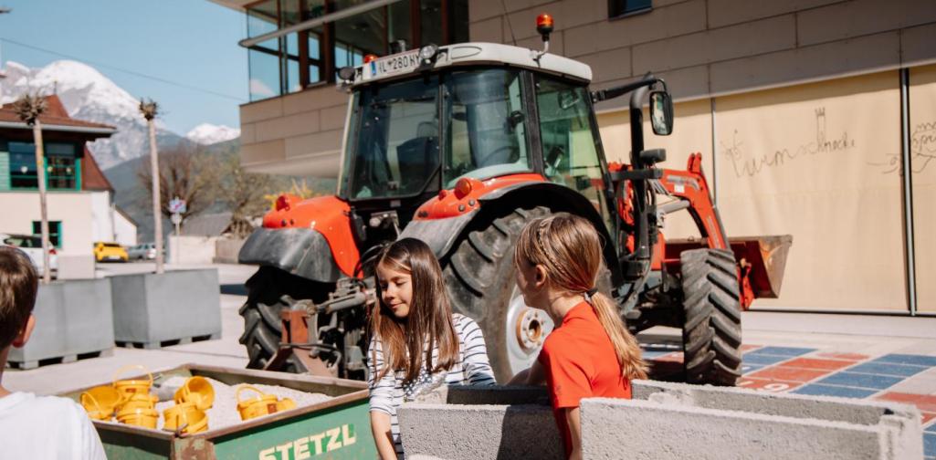 Kinder beim Bauen