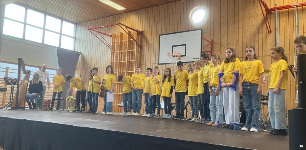 Kinder auf der Bühne und singen