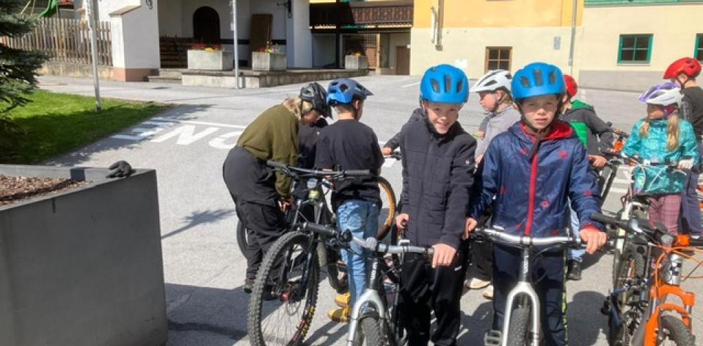 Kind fährt Rad