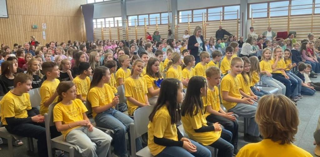 Kinder sitzen auf Stühlen