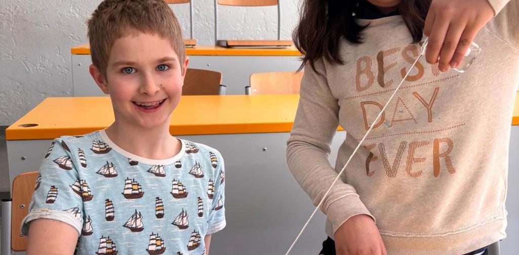 Kinder beim Experimentieren
