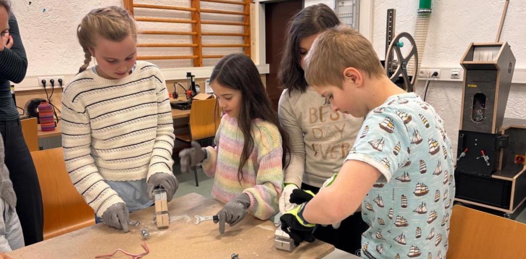 Kinder beim Experimentieren