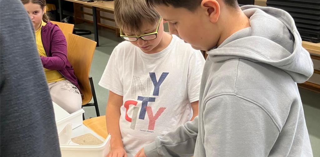 Kinder beim Experimentieren
