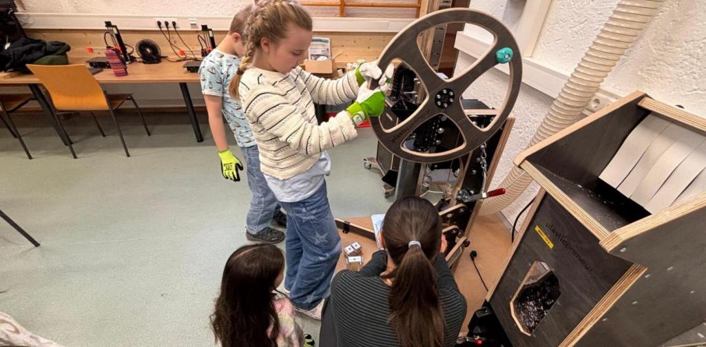 Kinder beim Experimentieren