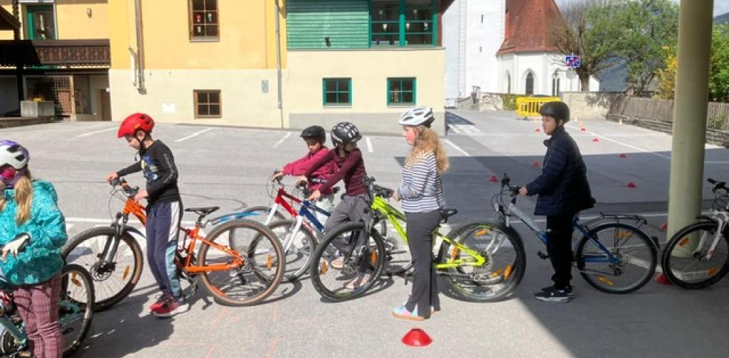 Kind fährt Rad