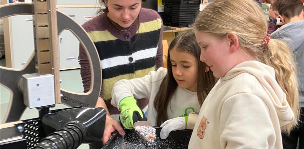 Kinder beim Experimentieren